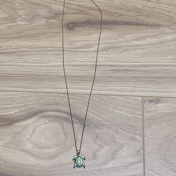 Dainty Green rhinestone turtle necklace - Picture 9 of 10